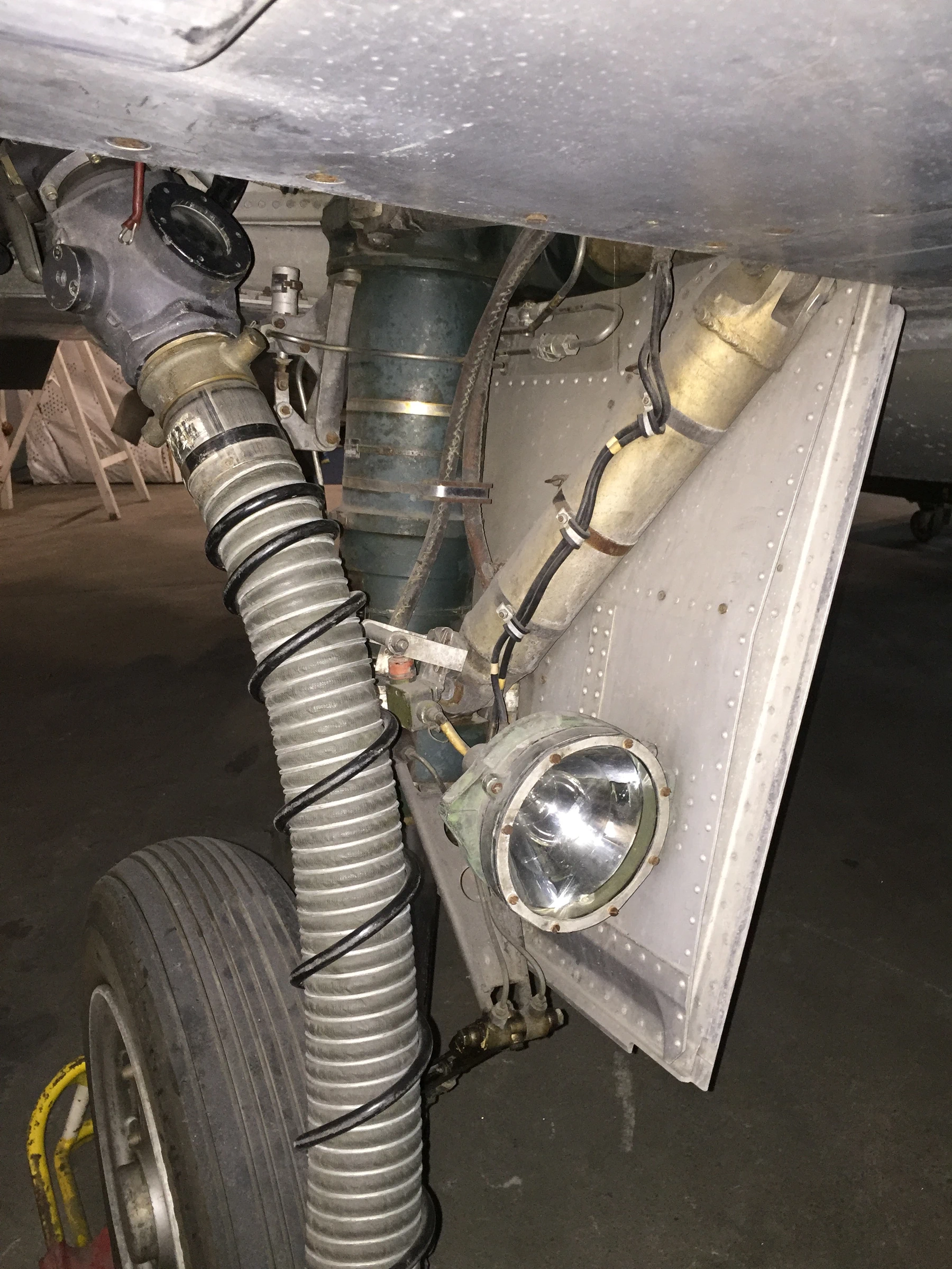 SAAB J35F Draken Main gear