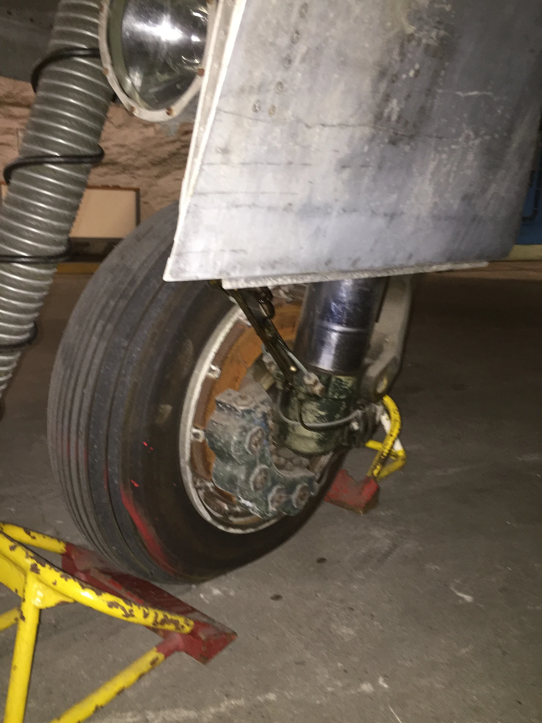 SAAB J35F Draken Main gear