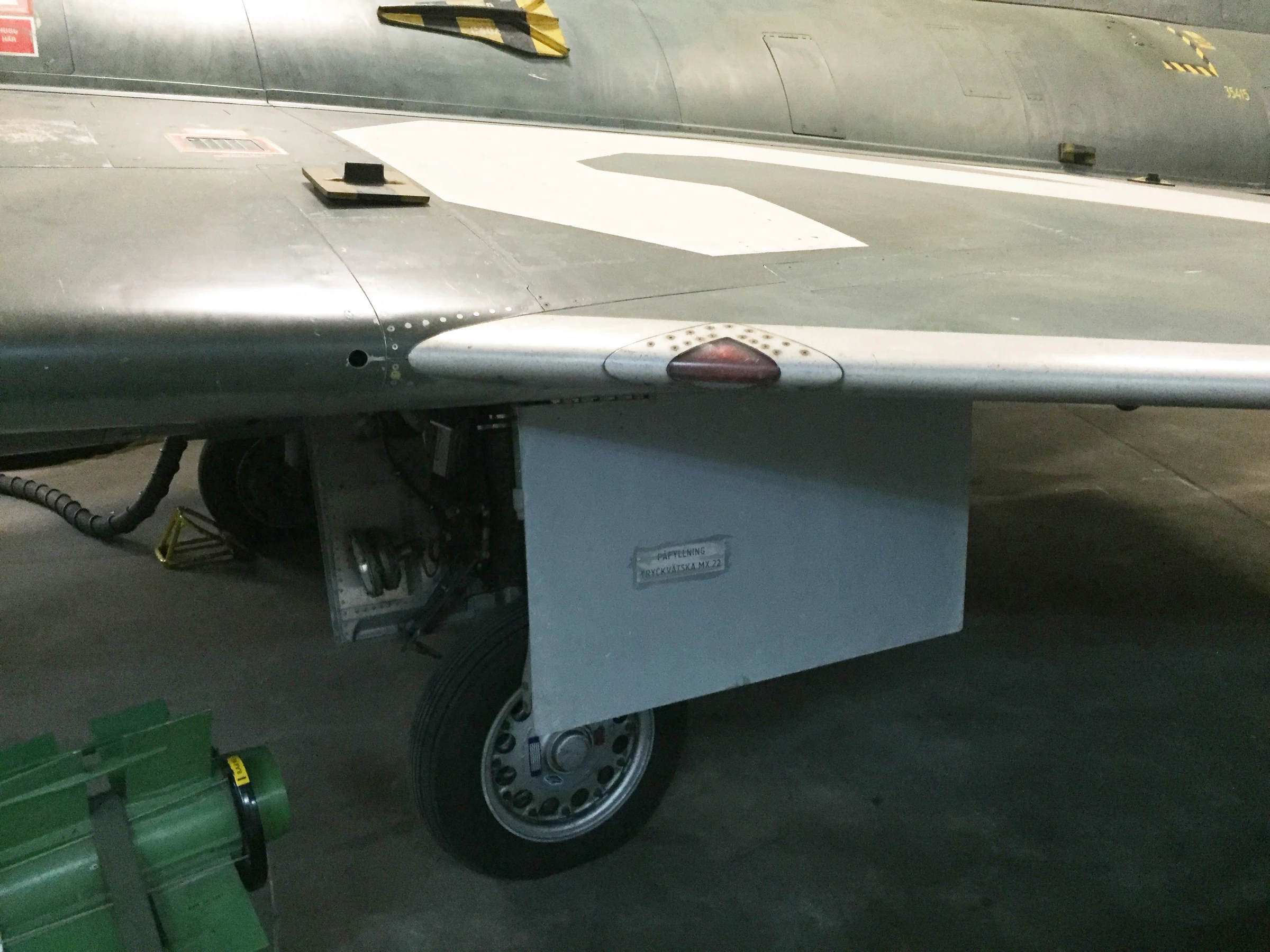 SAAB J35F Draken Main gear